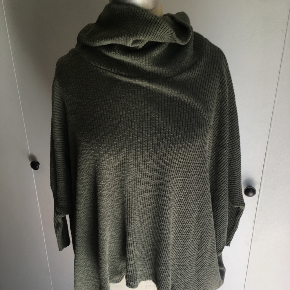 FP beach green sweater shirt size M